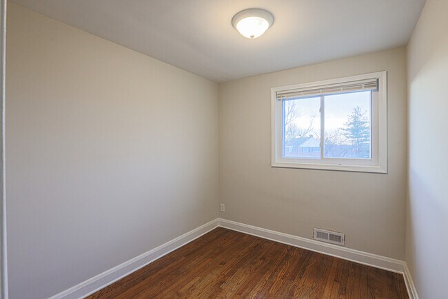 Building Photo - 3 Bedroom home Parkville with Parking