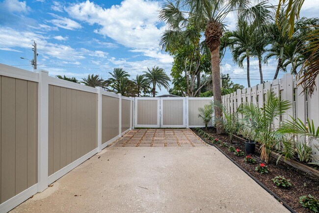 Building Photo - 2611 NE 16th St