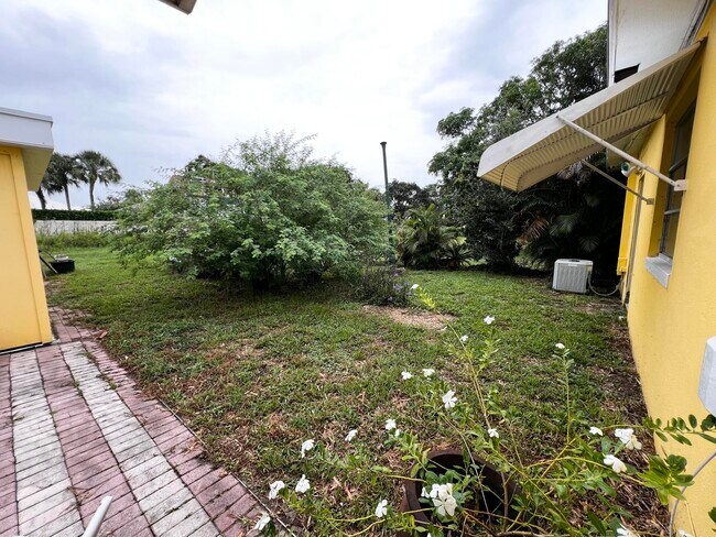 Building Photo - 8341 Sunset Dr