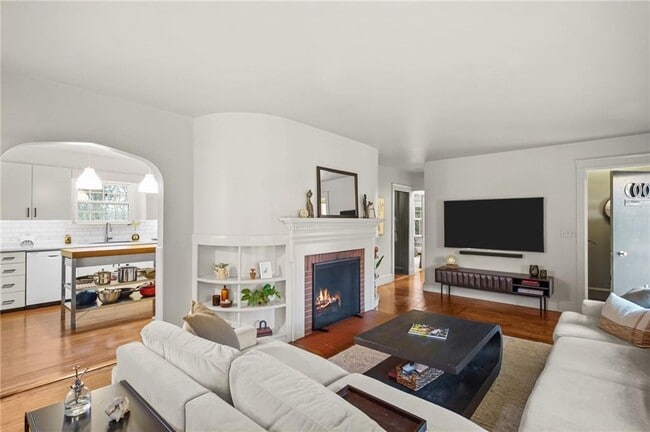 Building Photo - 80 Lakeshore Dr