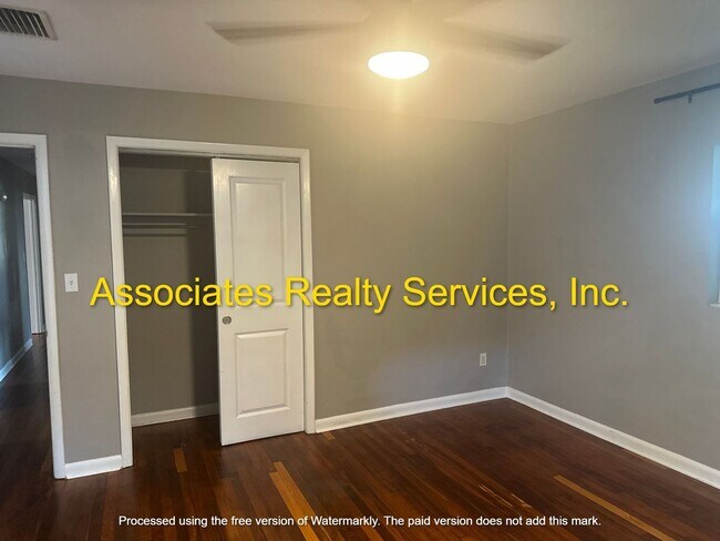 Building Photo - 3 Bedroom, 2 Bath Home in NW Gainesville. FULLY FENCED BACKYARD!!!