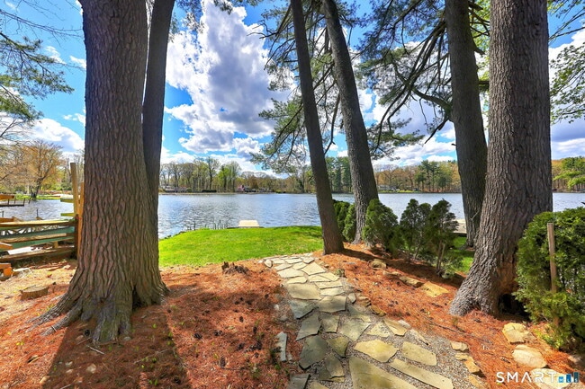 Building Photo - 10 Old Pinewood Trail