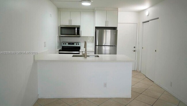 Building Photo - 2771 Riverside Dr