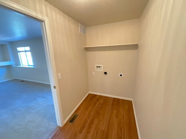 Building Photo - 3 Bedroom Home Available Near N Powers Blv...