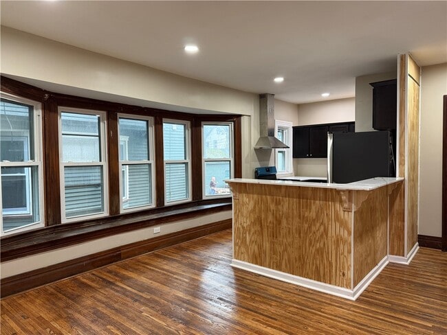 Building Photo - 483 Alexander St