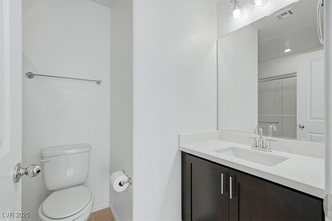 Building Photo - 8667 Luxuriant Ave