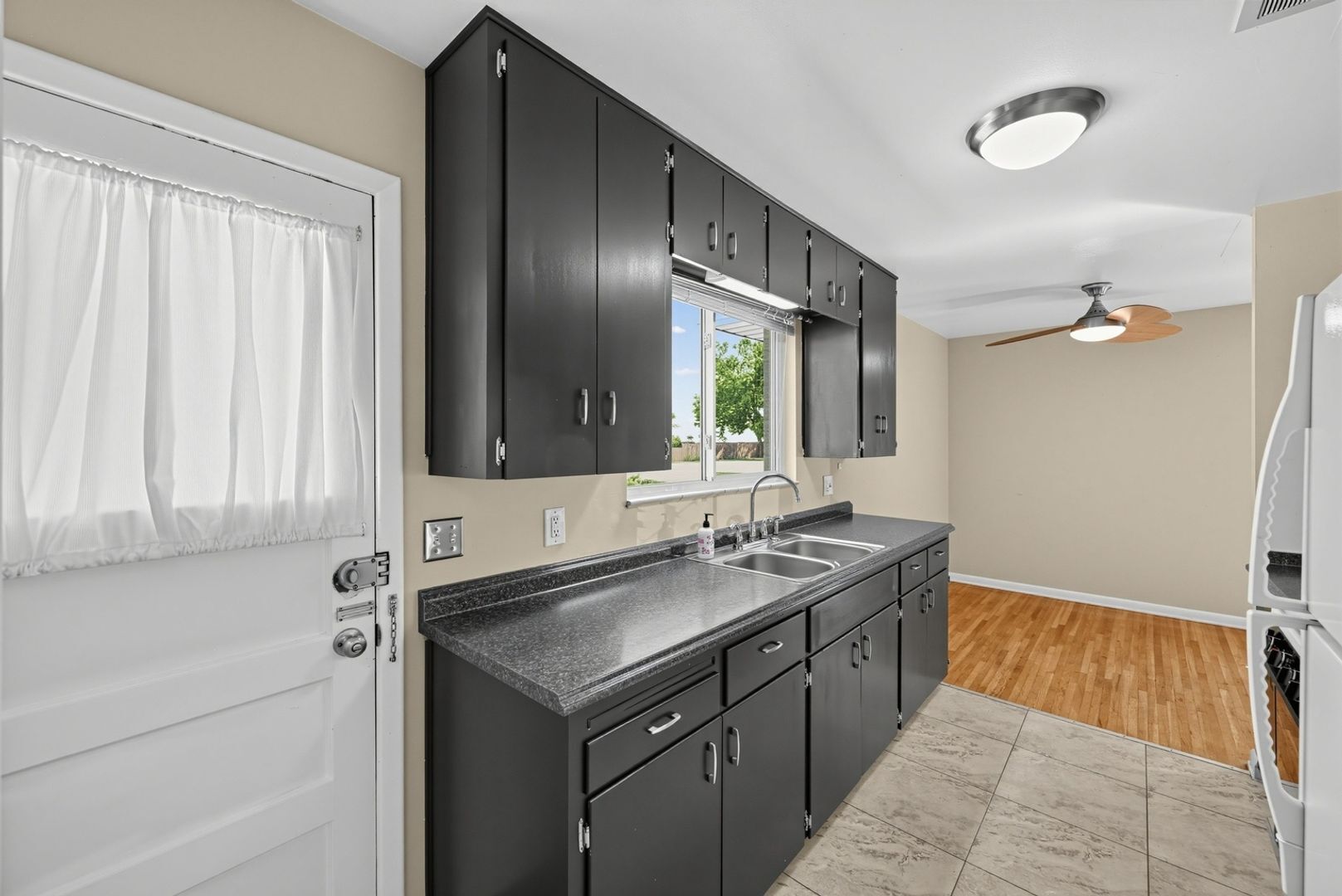 Building Photo - 1055 S Dale Ct