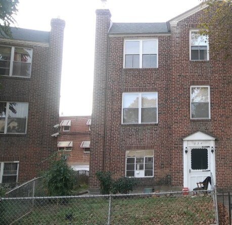 Pleasant shared green space in the front - 334 Richfield Rd