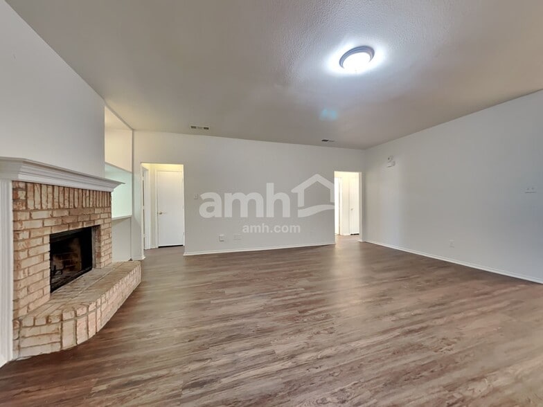 Building Photo - 512 Timber Dr