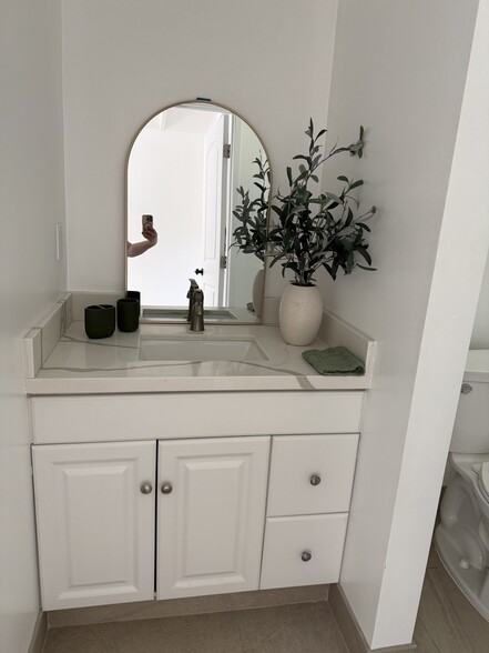 Building Photo - 3059 Sycamore Ave