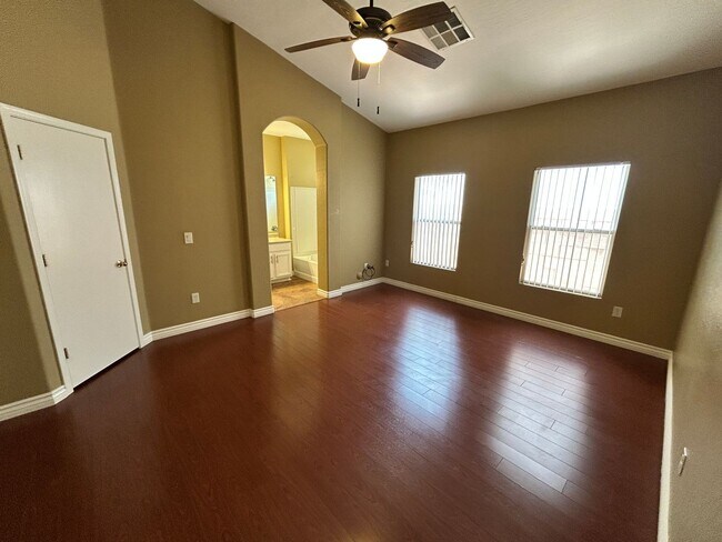 Building Photo - 3 Bed / 2 Bath with No Carpet & Split Floo...