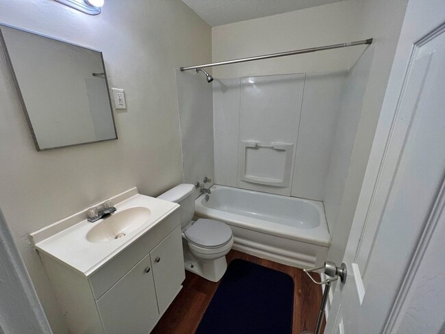 Building Photo - Recently renovated 1 Bedroom Duplex Ready ...