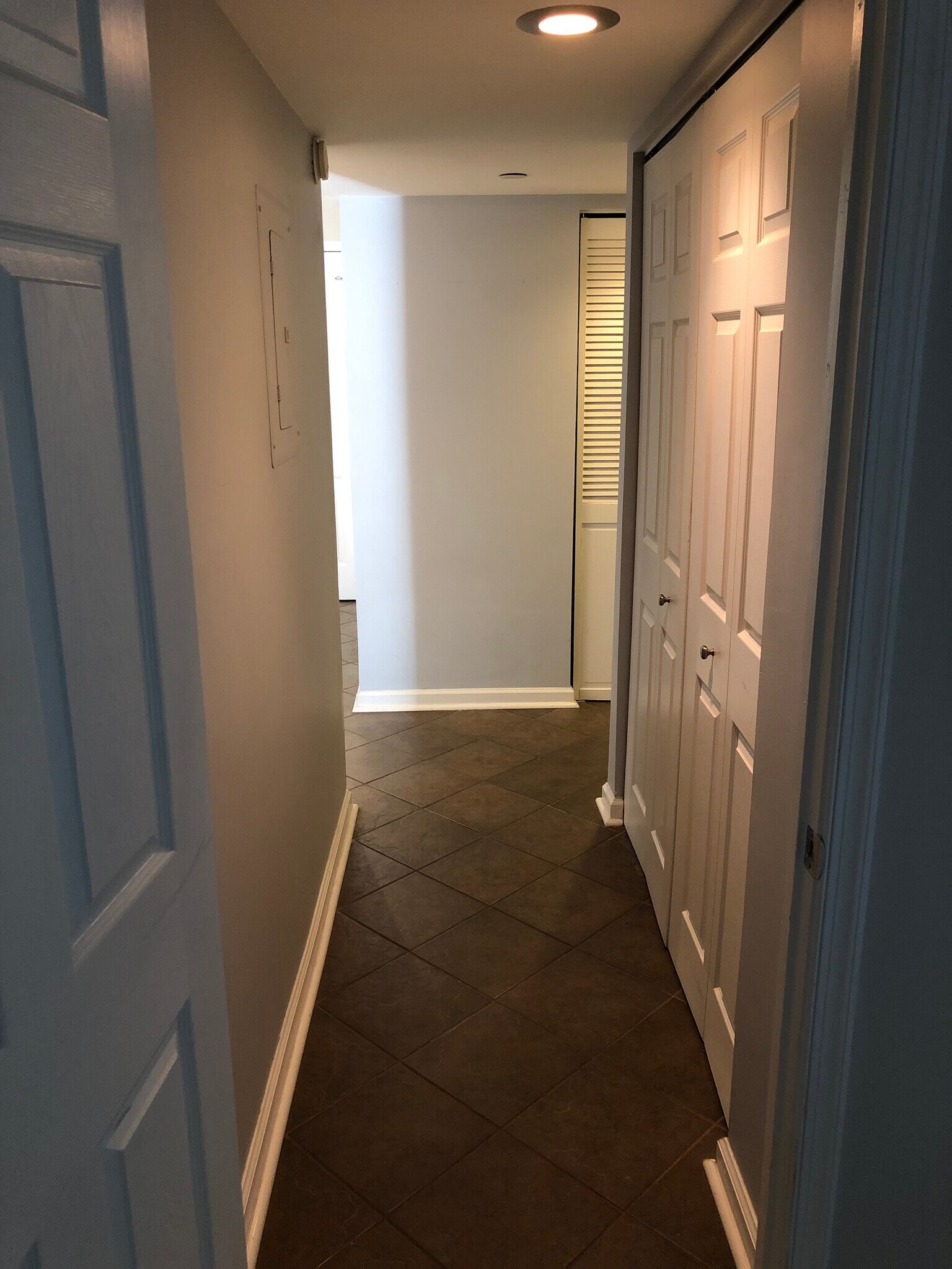 Hallway with storage closet - 1001 N Randolph St