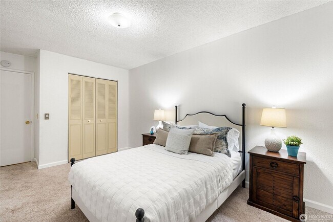 Building Photo - 2550 Thorndyke Ave W