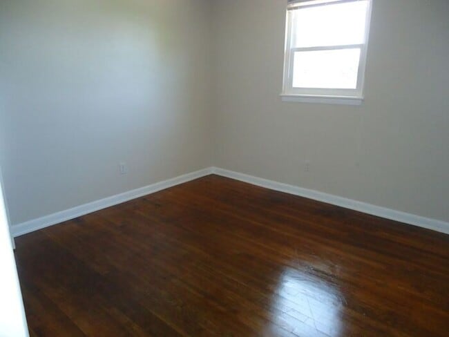Building Photo - 2BD/1BA Townhome In Hickory