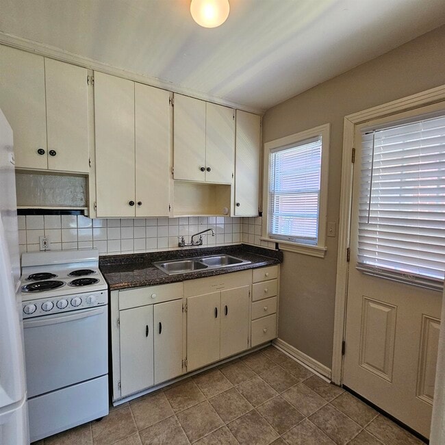 Building Photo - 124 S Franklin Blvd