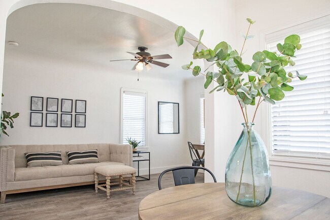 Building Photo - Darling 2 bedroom 1 Bath Exeter Charmer