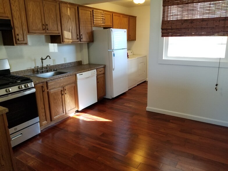 Kitchen - 44 Daniels Ave