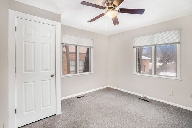 Building Photo - Unique Upper Floor Two Bedroom Flat $1099