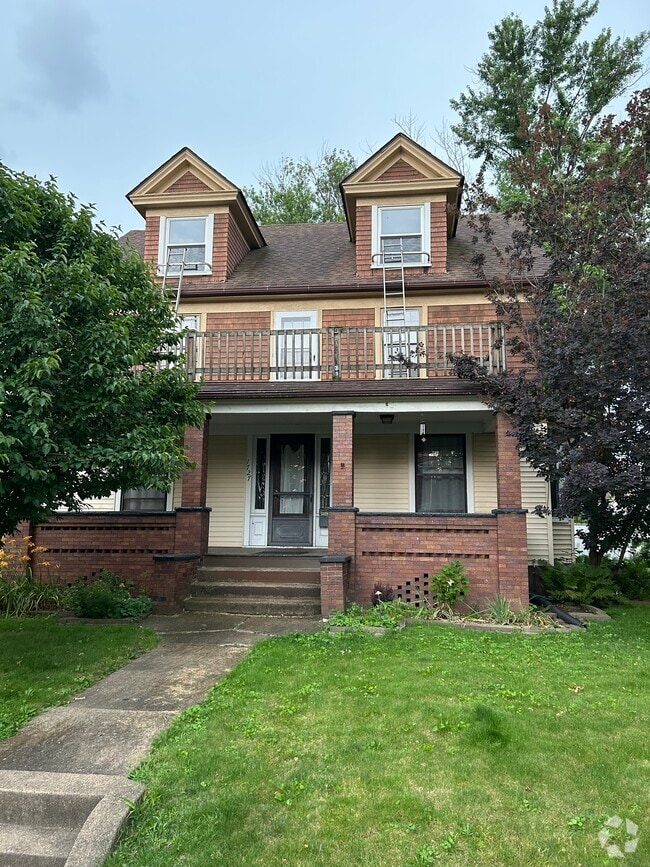 Building Photo - 1727 Woodland Ave NW