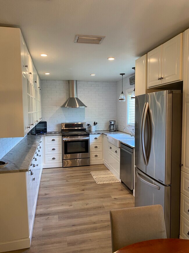 Building Photo - 1781 SE Linpark Ct