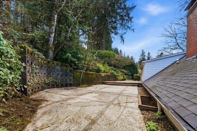 Building Photo - Three bedroom and Two Bathroom home in Portland Heights! Gourmet Kitchen and incredible natural L...
