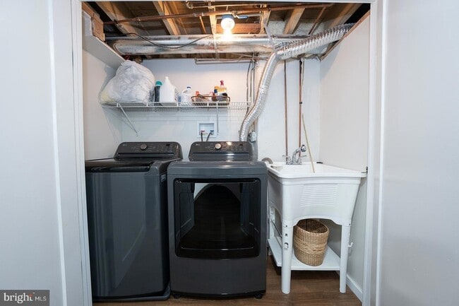 Building Photo - 227 E Hathaway Ln