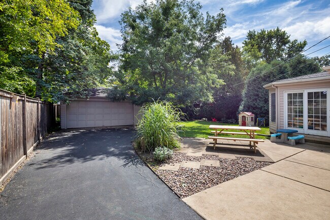 Building Photo - 915 Indian Rd