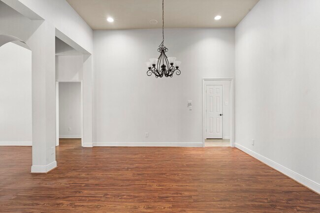 Building Photo - 2602 White Falls Dr