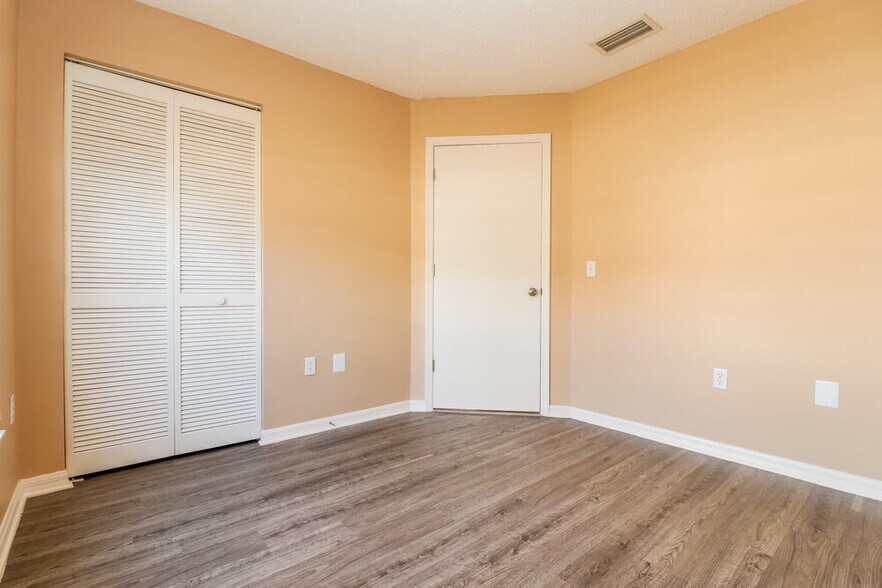 Building Photo - 10244 Rainbow Oaks Dr