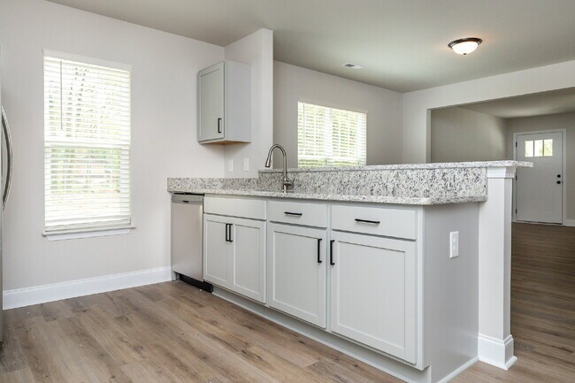 Building Photo - Elegant 2-Bedroom, 2.5-Bath Townhome Minutes from Downtown Greenville and walking distance to Swa...