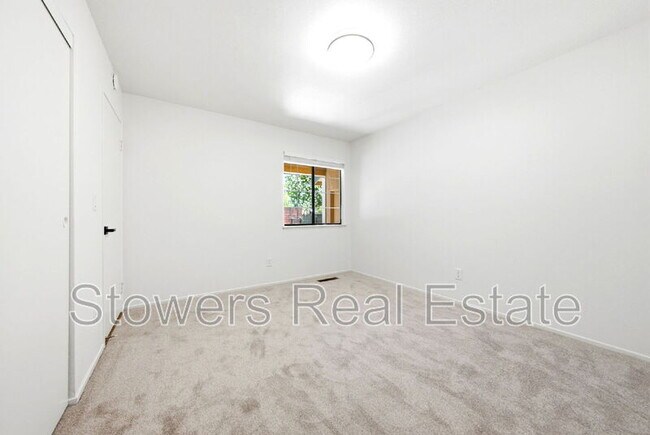 Building Photo - 2033 Raphael Ct