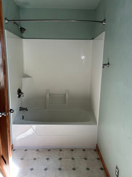 tub and shower - 626 George St