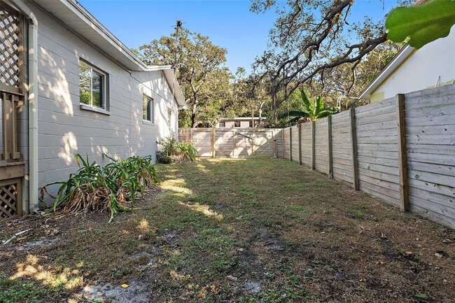 Building Photo - 5080 Oaklawn Ln