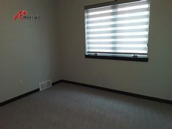 Building Photo - Three bedroom two bathroom Twin home w/ triple garage