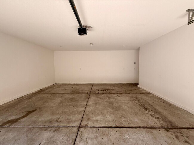 Building Photo - 3 BED 2.5 BATH 2 CAR GARAGE TOWNHOUSE w/ P...