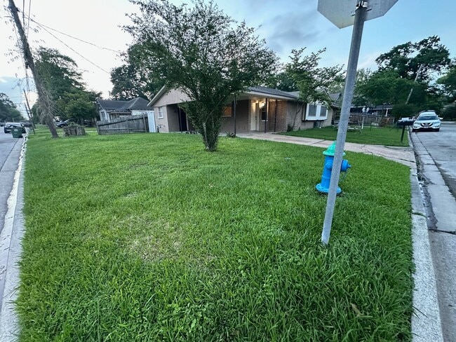 Building Photo - 320 S Avenue F