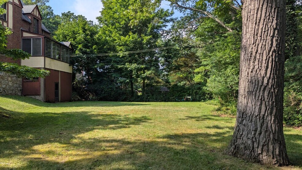 Building Photo - 78 Roe Ave