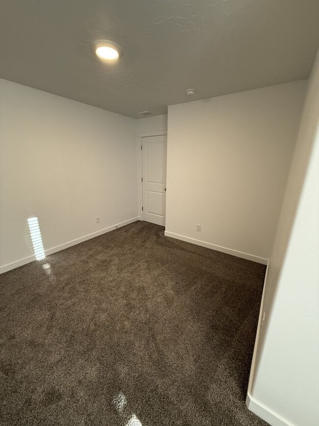 Building Photo - Townhome in Provo, UT