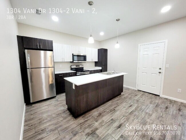 Building Photo - 1304 Vani Dr