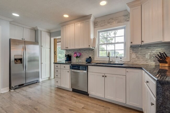 Building Photo - 4 Bedroom / 4 Bath Home for Rent! Kingspor...