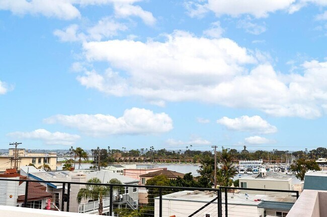 Building Photo - 825 Island Ct