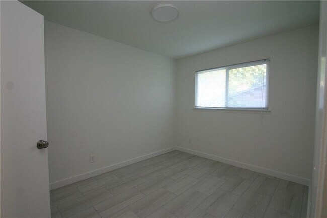 Building Photo - 7209 Shadywood Dr