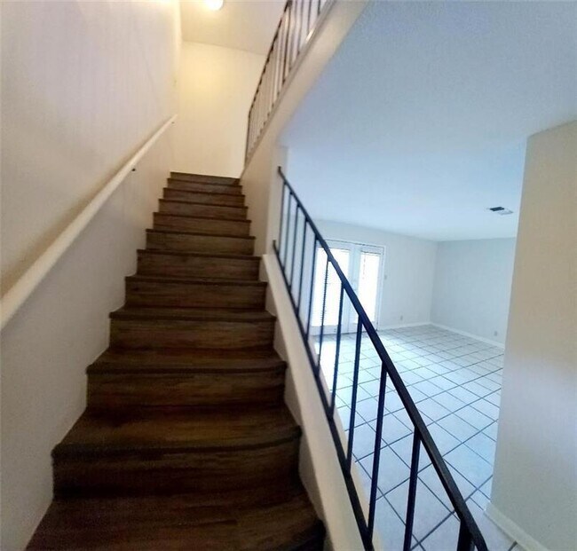 Building Photo - 2800 Westhill Dr