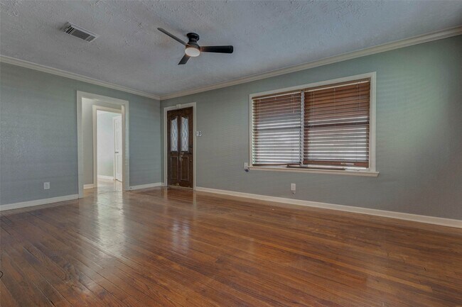 Building Photo - 2043 Alta Vista St