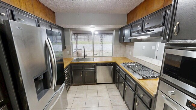 Building Photo - 414 W Voelter Ave