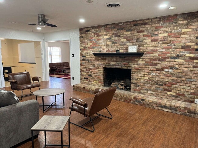 Building Photo - Bedroom Available. ALL BILLS PAID. FURNISHED