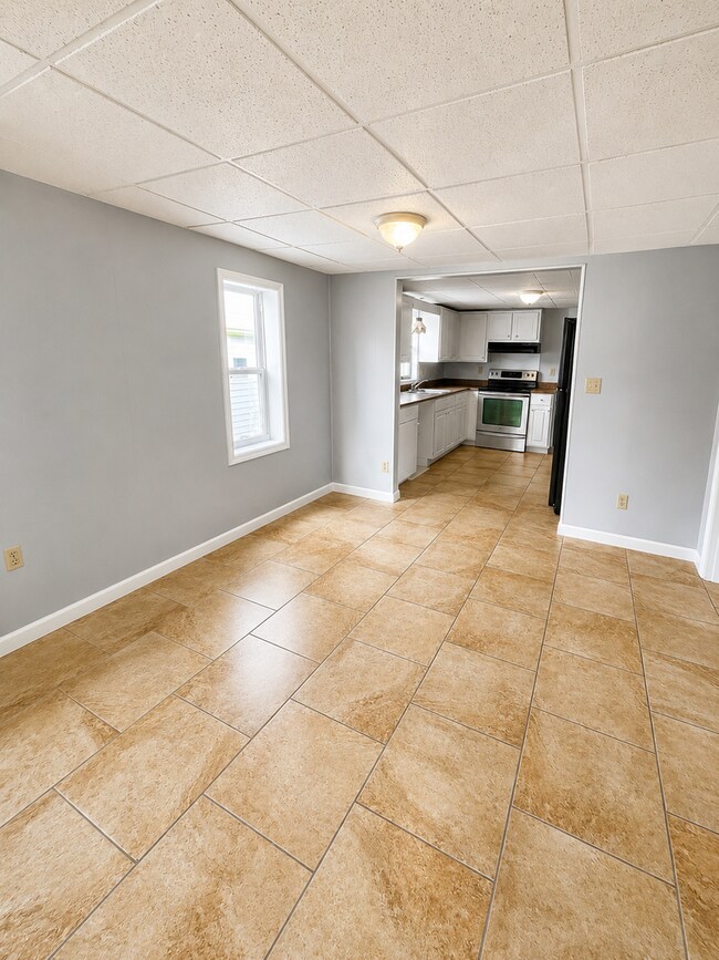 Building Photo - Cute 2BR/2BA HUGE ENCLOSED PORCH, Next to Stewart Middle, Tile Floors!