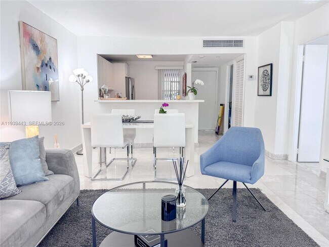 Building Photo - 3301 N Country Club Dr