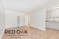 Building Photo - Spacious One Bedroom with Lots of Natural ...
